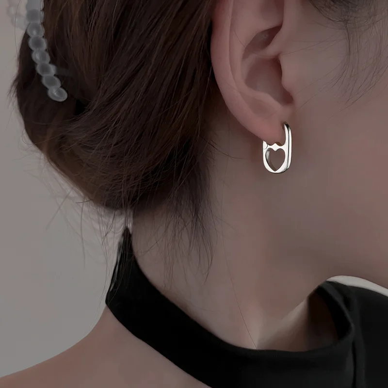 Color plata Nariz de Cerdo Aretes para las Mujeres Geométricas Hueco Doble Diseño de Corazón en el Oído Hebilla de 2023 de corea Moda Accesorios de la Joyería - 1