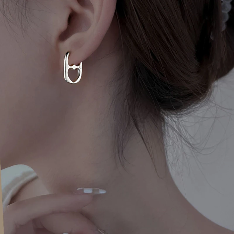 Color plata Nariz de Cerdo Aretes para las Mujeres Geométricas Hueco Doble Diseño de Corazón en el Oído Hebilla de 2023 de corea Moda Accesorios de la Joyería - 2